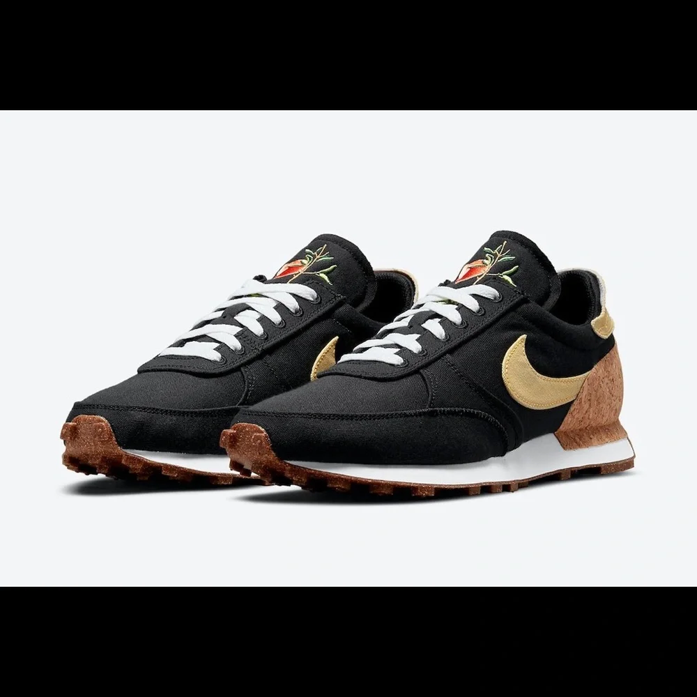 Nike
NEW NEW Daybreak Type Pomegranate Black Solar Flare White size 9 - Picture 5 of 5
